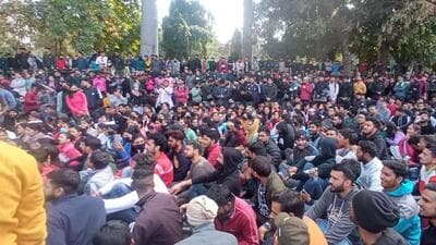 The Dehradun police said the protesting youngsters blocked the road near the Gandhi Park area from 10am. (HT Photo) The Dehradun police said the protesting youngsters blocked the road near the Gandhi Park area from 10am. (HT Photo)