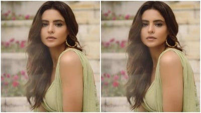 Wearing her tresses open in wavy curls with a middle part, Aamna decked up in nude eyeshadow, black eyeliner, mascara-laden eyelashes, contoured cheeks and a shade of nude lipstick. (Instagram/@aamnasharifofficial) Wearing her tresses open in wavy curls with a middle part, Aamna decked up in nude eyeshadow, black eyeliner, mascara-laden eyelashes, contoured cheeks and a shade of nude lipstick. (Instagram/@aamnasharifofficial)