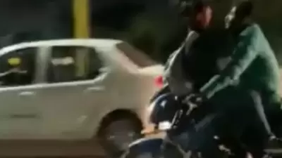 Netizens criticised the duo for the irresponsible behaviour. (Screengrab/Twitter) Netizens criticised the duo for the irresponsible behaviour. (Screengrab/Twitter)