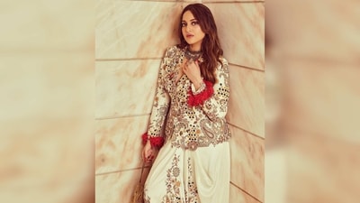 Sonakshi Sinha accessorised her look with a silver oxidised choker, red floral cuffs and a golden potli bag. (Instagram/@aslisona) Sonakshi Sinha accessorised her look with a silver oxidised choker, red floral cuffs and a golden potli bag. (Instagram/@aslisona)