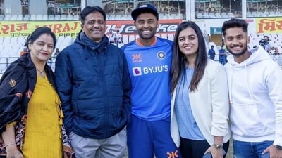 Suryakumar Yadav with family (Twitter) Suryakumar Yadav with family (Twitter)