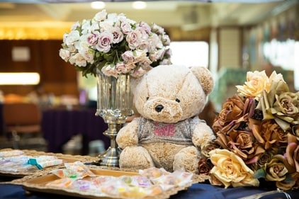 A teddy bear and a bouquet of flowers make a sweet and romantic gift. (pixabay ) A teddy bear and a bouquet of flowers make a sweet and romantic gift. (pixabay )