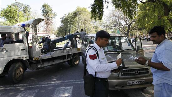 No vehicle which is 15 years old can operate on the roads of the national capital, according to orders issued by the National Green Tribunal (2015) and the Supreme Court (2018). For diesel vehicles, this time period is cut down to 10 years only. (HT Archive)