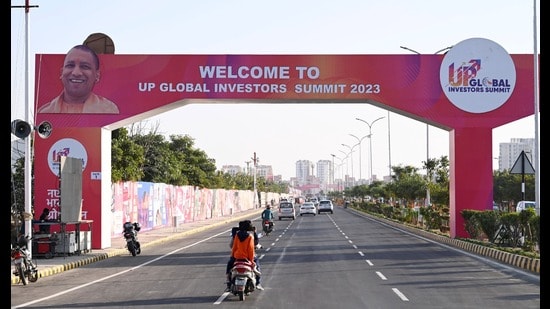 One of the welcome gates erected in Lucknow for the UPGIS 2023. (Deepak Gupta/HT)