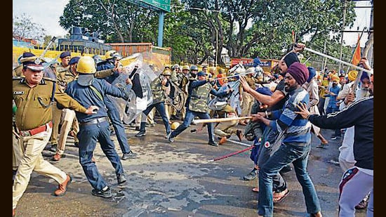 The violence reported on Wednesday at the Mohali-Chandigarh border saw 33 cops being injured. (HT file photo)