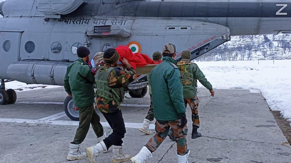 Army and IAF personnel evacuating a pregnant woman from Nawapachi in Kishtwar on Thursday. (HT Photo) Army and IAF personnel evacuating a pregnant woman from Nawapachi in Kishtwar on Thursday. (HT Photo)