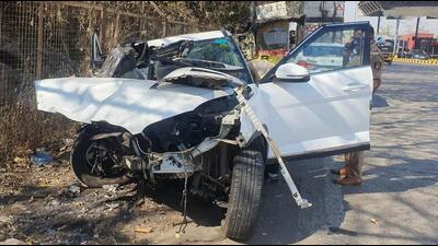 Car crashes on Mumbai-Ahmedabad highway; 2 dead, 2 injured Car crashes on Mumbai-Ahmedabad highway; 2 dead, 2 injured