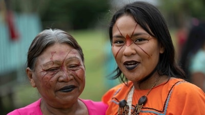 Siekopai indigenous Milena Piaguaje (R) and her grandmother, both with traditional paint designs on their faces, seen in Lagartococha. The Siekopai boast knowledge of more than 1,000 plants, including the "yage" hallucinogenic vine used in shamanic rites that create a bridge to the spirit world. They say that to regain this knowledge, they must return to their homeland. (Pedro Pardo / AFP) Siekopai indigenous Milena Piaguaje (R) and her grandmother, both with traditional paint designs on their faces, seen in Lagartococha. The Siekopai boast knowledge of more than 1,000 plants, including the "yage" hallucinogenic vine used in shamanic rites that create a bridge to the spirit world. They say that to regain this knowledge, they must return to their homeland. (Pedro Pardo / AFP)