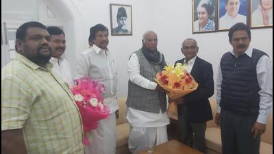 Bijay Patnaik joined the Congress in presence party president Mallikarjun Kharge and Odisha in-charge A Chellakumar in New Delhi on Friday. (Twitter/INCOdisha)