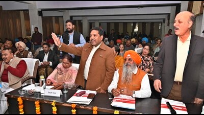 MC councillors during the year’s first general house meeting in Ludhiana on Friday. (Gurpreet Singh/HT) MC councillors during the year’s first general house meeting in Ludhiana on Friday. (Gurpreet Singh/HT)