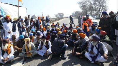 Protesters blocking the Amritsar-Bathinda highway at Behbal Kalan for the past six days against the slow pace of investigation and delay in court proceedings in the sacrilege and police firing cases of 2015. (HT Photo) Protesters blocking the Amritsar-Bathinda highway at Behbal Kalan for the past six days against the slow pace of investigation and delay in court proceedings in the sacrilege and police firing cases of 2015. (HT Photo)