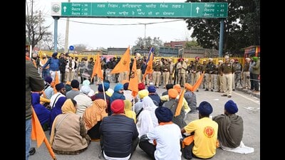 Qaumi Insaaf Morcha members staging a sit-in on the Sector 52/53 dividing road on Thursday. (Keshav Singh/HT) Qaumi Insaaf Morcha members staging a sit-in on the Sector 52/53 dividing road on Thursday. (Keshav Singh/HT)