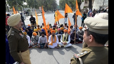 The 31-member delegation of Quami Insaaf Morcha performing ‘paath’ near the Chandigarh-Mohali border on the Sector 52/53 dividing road on Friday. (RAVI KUMAR/HT) The 31-member delegation of Quami Insaaf Morcha performing ‘paath’ near the Chandigarh-Mohali border on the Sector 52/53 dividing road on Friday. (RAVI KUMAR/HT)