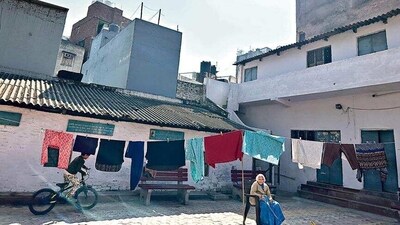 In blue sari and white hair, she at 90 is like a lesser-known but still a notable Walled City monument. (HT) In blue sari and white hair, she at 90 is like a lesser-known but still a notable Walled City monument. (HT)