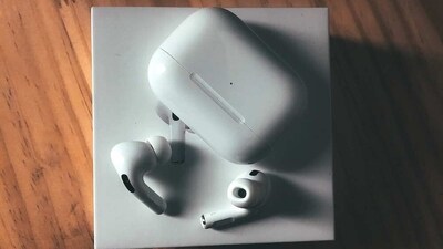 Bluetooth earphones take the experience of listening to music or any audio a notch higher. (Pexels)