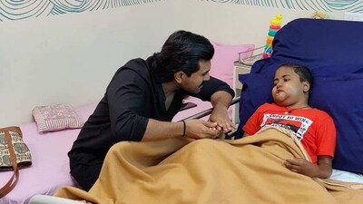 Ram Charan meets nine-year-old fan ailing from cancer at a hospital. Ram Charan meets nine-year-old fan ailing from cancer at a hospital.