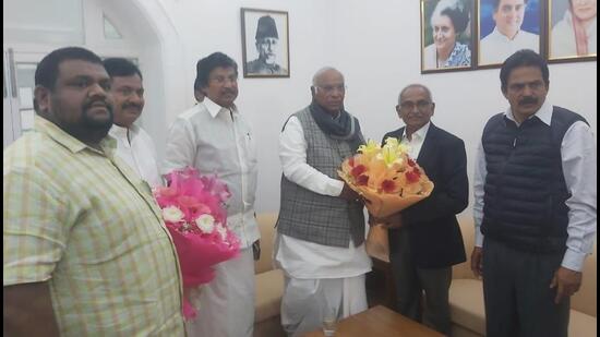 Bijay Patnaik joined the Congress in presence party president Mallikarjun Kharge and Odisha in-charge A Chellakumar in New Delhi on Friday. (Twitter/INCOdisha)