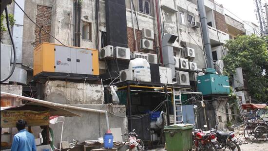 Heavy diesel generator sets at a market complex in Gurugram. CAQM said these directions are valid for all areas with a gas infrastructure when there is no ban or restriction under the Graded Response Action Plan. (HT Archive)