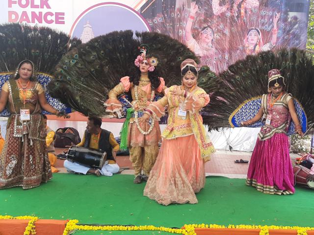 Mayur folk dance from Mathura being performed at Lohia Park Crossing on Friday. (Deep Saxena/HT) Mayur folk dance from Mathura being performed at Lohia Park Crossing on Friday. (Deep Saxena/HT)