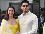 Kiara Advani and Sidharth Malhotra distributed sweet boxes to the paparazzi in Mumbai. Kiara Advani and Sidharth Malhotra distributed sweet boxes to the paparazzi in Mumbai.