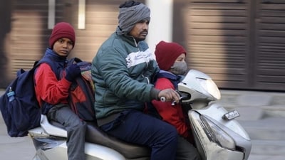 Children going to school on a cold winter morning in Gurugram. (Parveen Kumar/HT Photo) Children going to school on a cold winter morning in Gurugram. (Parveen Kumar/HT Photo)