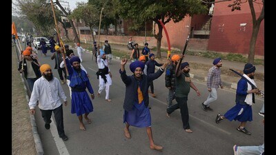 Sikh activists raising slogans against the Punjab government while marching back towards YPS Chowk, Mohali, after being denied entry to Chandigarh on Saturday. (Ravi Kumar/HT)