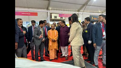 The ministers appreciated the efforts of the students and young entrepreneurs who displayed their products. (HT Photo)