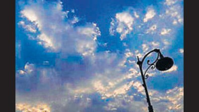 We are expecting that in the coming three to four days there will be a bit of respite from the scorching heat, IMD officials said. (HT PHOTO) We are expecting that in the coming three to four days there will be a bit of respite from the scorching heat, IMD officials said. (HT PHOTO)