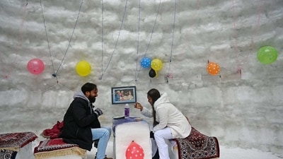 Tourists can be seen enjoying their meals and taking photographs in the restaurant. (Waseem Andrabi/ Hindustan Times) Tourists can be seen enjoying their meals and taking photographs in the restaurant. (Waseem Andrabi/ Hindustan Times)