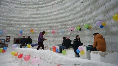 The restaurant serves hot food and drink on tables made of ice and snow. (Waseem Andrabi/ Hindustan Times) The restaurant serves hot food and drink on tables made of ice and snow. (Waseem Andrabi/ Hindustan Times)
