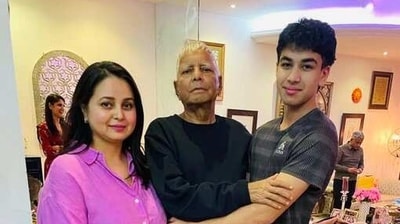 Rohini Acharya with Lalu PrasadYadav (Twitter)