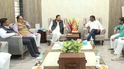 Bihar deputy chief minister Tejashwi Yadav at a meeting with Jharkhand CM Hemant Soren. Bihar deputy chief minister Tejashwi Yadav at a meeting with Jharkhand CM Hemant Soren.