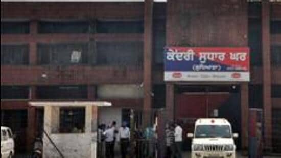 A nexus between prison staff and inmates surfaced after a jail warder found allegedly supplying mobile phones and other contrabands to the prisoners at the Ludhiana Central Jail. He has been booked in connection withthe case. (HT file)
