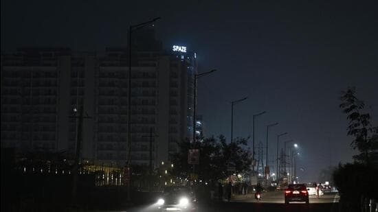 Gurugram, India-February 11, 2023: A dark view of the street near Spaze residential society due to non working streetlights at Sector 70, in Gurugram, India, on Saturday, 11 February 2023. (Photo by Parveen Kumar/Hindustan Times)
