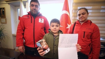 Alparslan Efe Demir with his mother. (TRT World)