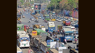 Commuters are facing similar problems on Nagar road from Viman nagar to Wagholi with huge malls and residential societies having come up in the area. (RAVINDRA JOSHI/ HT PHOTO) Commuters are facing similar problems on Nagar road from Viman nagar to Wagholi with huge malls and residential societies having come up in the area. (RAVINDRA JOSHI/ HT PHOTO)