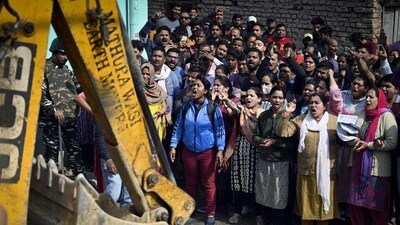 Residents protest against the anti-encroachment drive by DDA at Meharauli in New Delhi on Saturday. (Raj K Raj/HT PHOTO) (HT_PRINT) Residents protest against the anti-encroachment drive by DDA at Meharauli in New Delhi on Saturday. (Raj K Raj/HT PHOTO) (HT_PRINT)