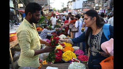 People purchasing roses from a vendor at Mahatma Phule Mandai on Sunday. (Kalpesh Nukte/HT PHOTO) People purchasing roses from a vendor at Mahatma Phule Mandai on Sunday. (Kalpesh Nukte/HT PHOTO)