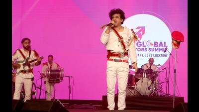 The Lucknow-born singer performed with his 12-member band ‘Euphoria’. (Deepak Gupta)