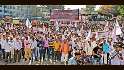 The group converged near the vegetable market at Katraj chowk shouting slogans against the Pune Municipal Corporation (PMC) and political parties. (RAVINDRA JOSHI/ HT PHOTO) The group converged near the vegetable market at Katraj chowk shouting slogans against the Pune Municipal Corporation (PMC) and political parties. (RAVINDRA JOSHI/ HT PHOTO)