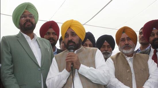 Chief minister Bhagwant Mann addressing farmers during the Sarkar Kisan Milni at the Punjab Agricultural University in Ludhiana. (Harvinder Singh/HT)