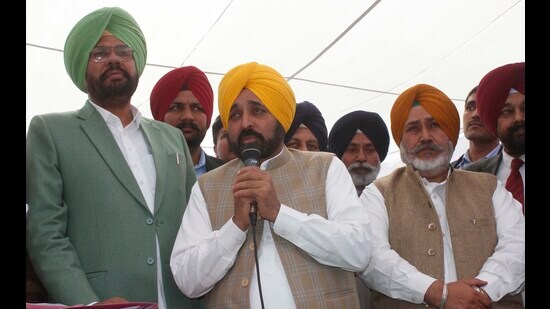 Chief minister Bhagwant Singh Mann addressing the farmers during the Kisan Milni function organised at Punjab Agricultural University in Ludhiana on Sunday. (Harvinder Singh/HT)
