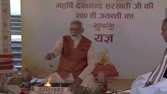PM Modi offers prayers on the occasion of social reformer Dayanand Saraswati's birth anniversary. (ANI)