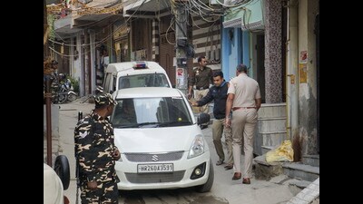 A team of investigators arrive at the residence of Aftab Poonawala, accused of killing his partner Shraddha Walkar, at Chhatarpur in New Delhi, in November 2022 (PTI Photo)
