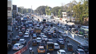 Confusion resulted in massive traffic congestion at University junction on Monday. (KALPESH NUKTE/ HT PHOTO) Confusion resulted in massive traffic congestion at University junction on Monday. (KALPESH NUKTE/ HT PHOTO)