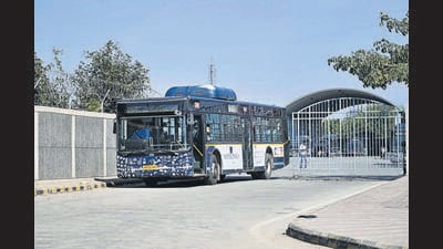In line with UT adviser Dharam Pal’s announcement on Republic Day, the Chandigarh transport department has started the process of procuring 80 more electric buses that will ply around the tricity and 60 buses for long routes. The new buses are expected to arrive by September. (HT File Photo)