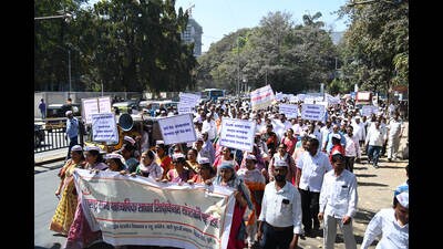 Members of the Maharashtra State Secondary School Non-teaching Staff Association staged a protest march on Monday starting from Shaniwarwada to state education director’s office. (Kalpesh Nukte/HT PHOTO) Members of the Maharashtra State Secondary School Non-teaching Staff Association staged a protest march on Monday starting from Shaniwarwada to state education director’s office. (Kalpesh Nukte/HT PHOTO)
