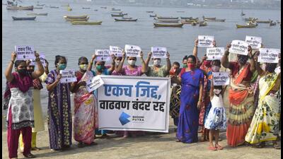 Mumbai, India - December 15, 2020: Fishermen in Mumbai supported the demand for cancellation of the proposed Vadhvan Port in Palghar district. The protesters staged a silent protest against the port and displayed placards and messages by creating human chain at Mahim Causeway in Mumbai, India, on Tuesday, December 15, 2020. (Photo by Anshuman Poyrekar/Hindustan Times) (Anshuman Poyrekar/HT PHOTO)