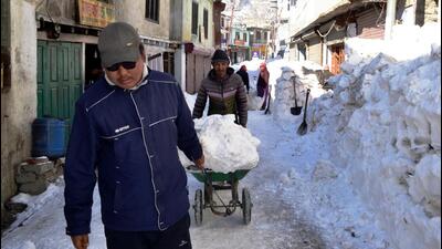 PWD employees clearing snow at Keylong in Lahaul and Spiti on Monday./Hindustan Times) (Aqil Khan/HT) PWD employees clearing snow at Keylong in Lahaul and Spiti on Monday./Hindustan Times) (Aqil Khan/HT)