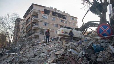Volunteers work on rescue operations at the site of collapsed buildings in Hatay, Turkey, (Bloomberg) Volunteers work on rescue operations at the site of collapsed buildings in Hatay, Turkey, (Bloomberg)